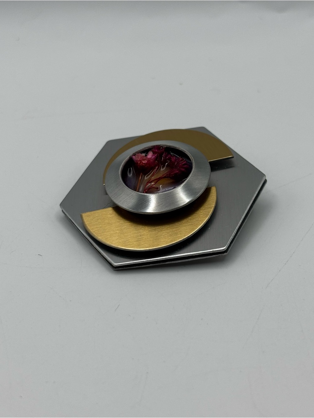intage Brutalist Geometric Hexagon Brooch • Real Dried Floral Resin Cabochon - Picture 6 of 13